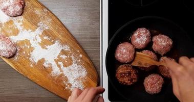 frituren vlees schnitzels in olie in een frituren pan, bord top visie. video