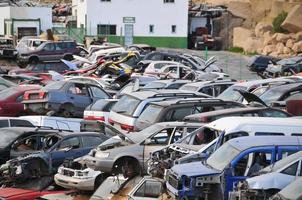 un cementerio de autos foto