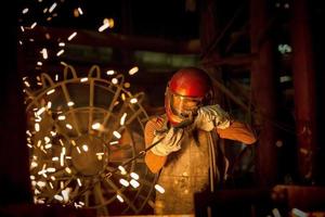 Bangladesh mayo 19, 2015 trabajadores fundir metal residuos en el horno de un acero molino a pinchar foto