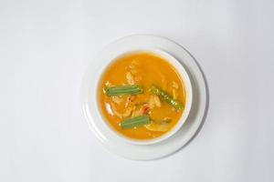caliente y especia tailandés sopa en un blanco bol. parte superior vista. foto