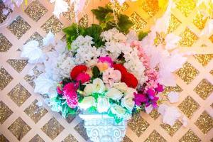 blanco y amarillo artificial papel flores florero. Boda decoración. el plastico vistoso decorado Rosa flor. foto