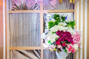 vistoso artificial papel flores florero establecido Boda etapa decoración. el plastico artificial flor. Boda decoración. foto