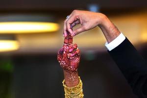 el novia y novio juntos a moverse arriba uno dedo y molesto a danza en Boda día. occidental boda. foto