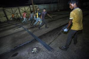 Bangladesh mayo 20, 2015 calentado metal obtiene exprimido y correr, arriesgado trabajadores en acero F foto