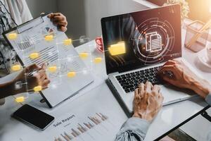 concepto de sistema de gestión de documentos, equipo de negocios que trabaja en un sistema de gestión de documentos de computadora portátil, base de datos de documentación virtual en línea y automatización de procesos para administrar archivos de manera eficiente. foto