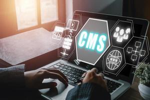 cm, contenido administración sistema concepto, persona mano utilizando ordenador portátil computadora con contenido administración sistema icono en virtual pantalla fondo, negocio web computadora sitio web administración. foto