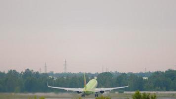 novosibirsk, russo federação Junho 10, 2020 - s7 companhias aéreas passageiro avião leva fora às tolmachevo aeroporto, traseiro visualizar. jato avião moscas longe video