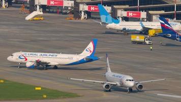 sochi, Russia agosto 04, 2022 - lungo sparo, passeggeri aereo di ural le compagnie aeree su decollare, sochi aeroporto. turismo e viaggio concetto video