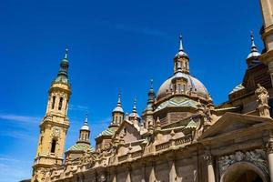 histórico catedral de zaragoza en contra un azul cielo antecedentes foto