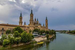 urbano paisaje con pilar catedral en zaragoza, España y el ebro río foto
