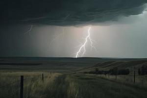 dramático relámpago rayo tornillo Huelga en luz rural rodeando malo clima oscuro cielo foto