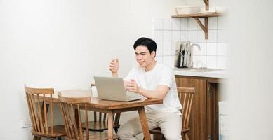 imagen de joven asiático hombre a hogar foto