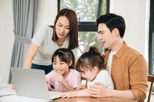 joven asiático familia a hogar foto