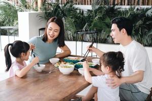 imagen de asiático familia comiendo almuerzo juntos foto