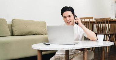 imagen de joven asiático hombre a hogar foto