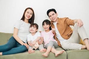 joven asiático familia a hogar foto
