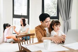 joven asiático familia a hogar foto