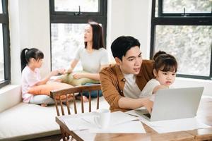 joven asiático familia a hogar foto