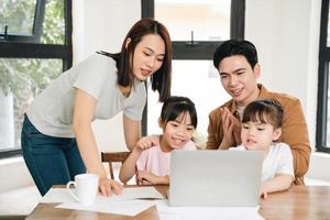 joven asiático familia a hogar foto