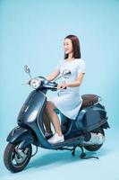 joven asiático mujer en moto foto