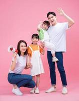joven asiático familia en antecedentes foto