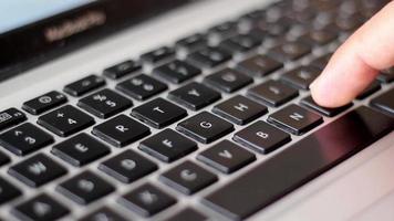 laptop gebruiker typen toetsenbord, zoeken een resultaat, selectief focus, lawaai effect video