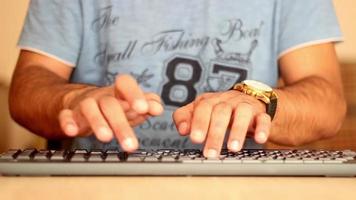 mãos digitando em a computador teclado, espaço de tempo, seletivo foco video