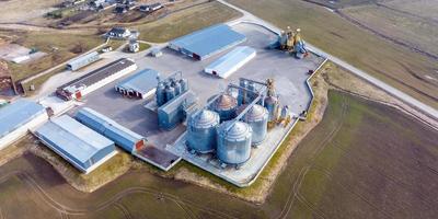 aéreo panorámico ver en silos y agroindustrial complejo con grano el secado línea foto