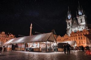 Praga antiguo pueblo cuadrado a noche con un mercado en el centro de el ciudad foto