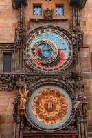 Praga astronómico reloj en el antiguo pueblo de Praga foto