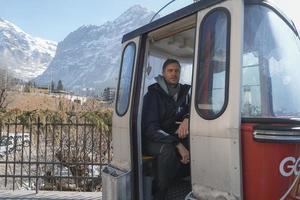 turista sentado en gastos generales cable coche a hotel durante vacaciones foto