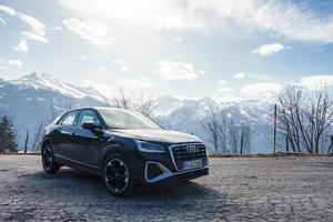 coche estacionado en la carretera con montaña rango en antecedentes foto