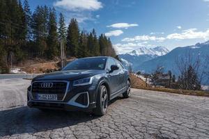 coche estacionado en la carretera con montañas en antecedentes foto