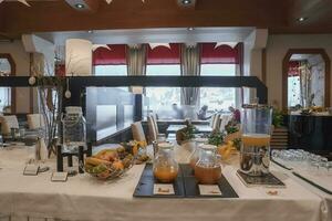 varios frutas y jugo en buffet mostrador en lujo hotel foto