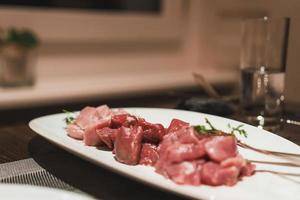 de cerca de comida carne en plato a restaurante foto