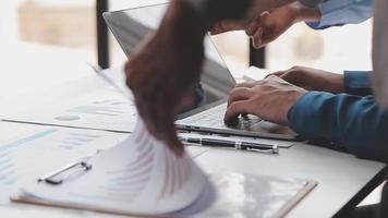 los analistas financieros analizan los informes financieros de negocios en un proyecto de inversión de planificación de tabletas digitales durante una discusión en una reunión de empresas que muestran los resultados de su exitoso trabajo en equipo. video