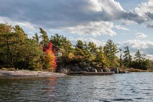 otoño hojas a el lago a Luna de miel bahía, beausoleil isla, ontario, Canadá foto