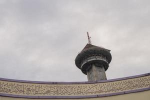 principal torre en genial agung mezquita en el semarang central Java, cuando día hora y azul cielo. el foto es adecuado a utilizar para ramadhan póster y musulmán contenido medios de comunicación.