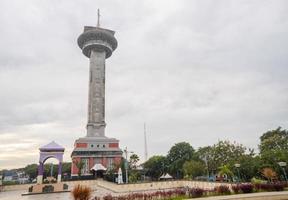 principal torre en genial agung mezquita en el semarang central Java, cuando día hora y azul cielo. el foto es adecuado a utilizar para ramadhan póster y musulmán contenido medios de comunicación.