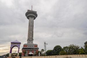 principal torre en genial agung mezquita en el semarang central Java, cuando día hora y azul cielo. el foto es adecuado a utilizar para ramadhan póster y musulmán contenido medios de comunicación.