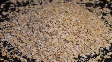 arrollado avena antecedentes. que cae arrollado avena granos en crudo avena, verde antecedentes. orgánico dieta cereal sano comida video