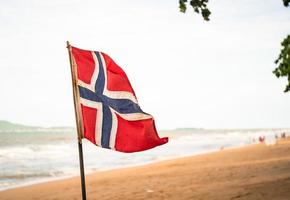 la bandera noruega ondeando en el viento foto