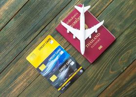 pasaporte con tarjeta de crédito en escritorio de madera foto