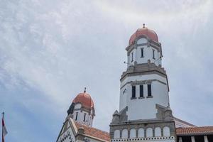 torre en antiguo mansión de semarang central Java con azul cielo. el foto es adecuado a utilizar para viaje destino, fiesta póster y viaje contenido medios de comunicación.