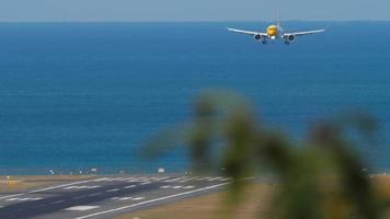 aereo si avvicina prima atterraggio a Phuket aeroporto. aereo mosche, discendente, davanti Visualizza. aereo al di sopra di il blu mare. turismo e viaggio concetto video