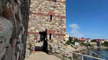 du sud forteresse mur et la tour dans le authentique Sozopol situé dans noir mer video