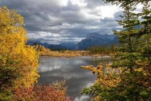 bermellón lagos en banff nacional parque en otoño foto