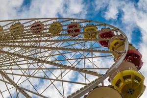 ferris rueda en un recinto ferial con un ver desde abajo foto