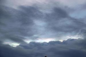 brillante dorado nublado cielo en puesta de sol antecedentes en ciudad edificio pueblo foto