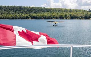 canadiense bandera y un amarillo mar avión en georgiano bahía en Canadá foto